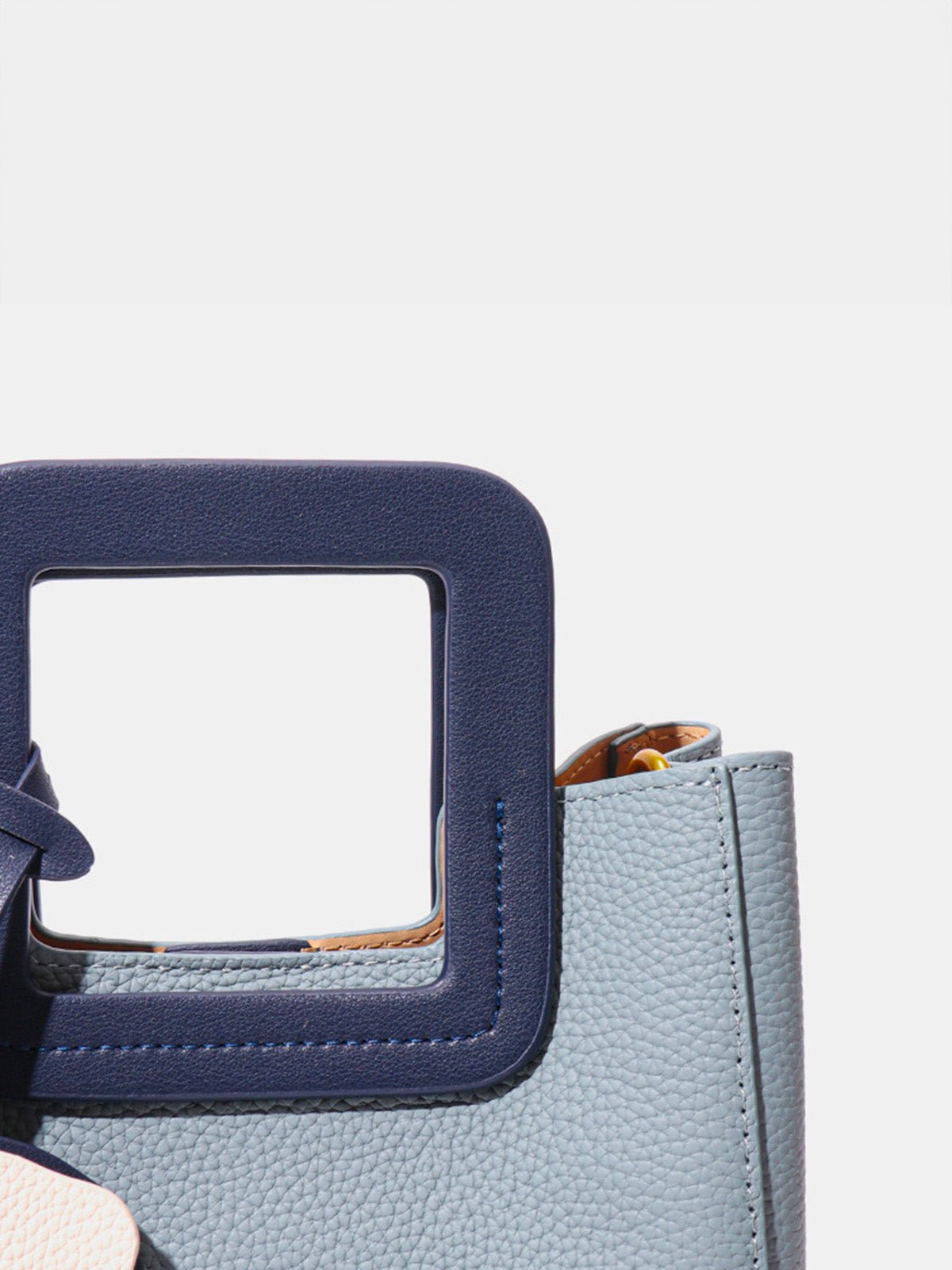 Sac à main bleu en cuir, poignée carrée, bandoulière réglable, format trapèze, charm panda, modèle Katrina - Sac à main - Bleu