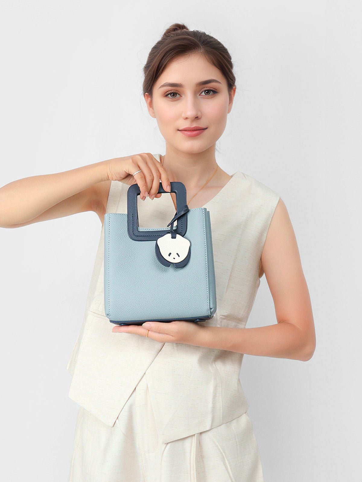 Sac à main bleu en cuir, poignée carrée, bandoulière réglable, format trapèze, charm panda, modèle Katrina - Sac à main - Bleu