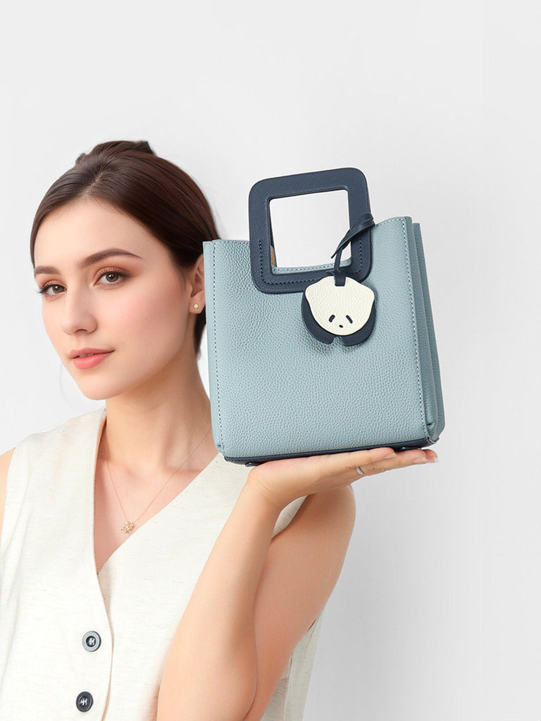 Sac à main bleu en cuir, poignée carrée, bandoulière réglable, format trapèze, charm panda, modèle Katrina - Sac à main - Bleu