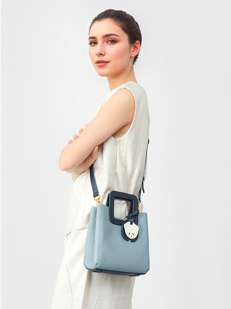 Sac à main bleu en cuir, poignée carrée, bandoulière réglable, format trapèze, charm panda, modèle Katrina - Sac à main - Bleu