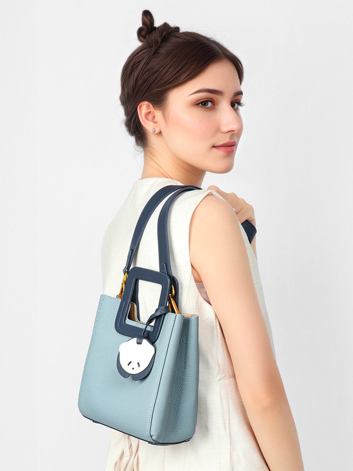 Sac à main bleu en cuir, poignée carrée, bandoulière réglable, format trapèze, charm panda, modèle Katrina - Sac à main - Bleu
