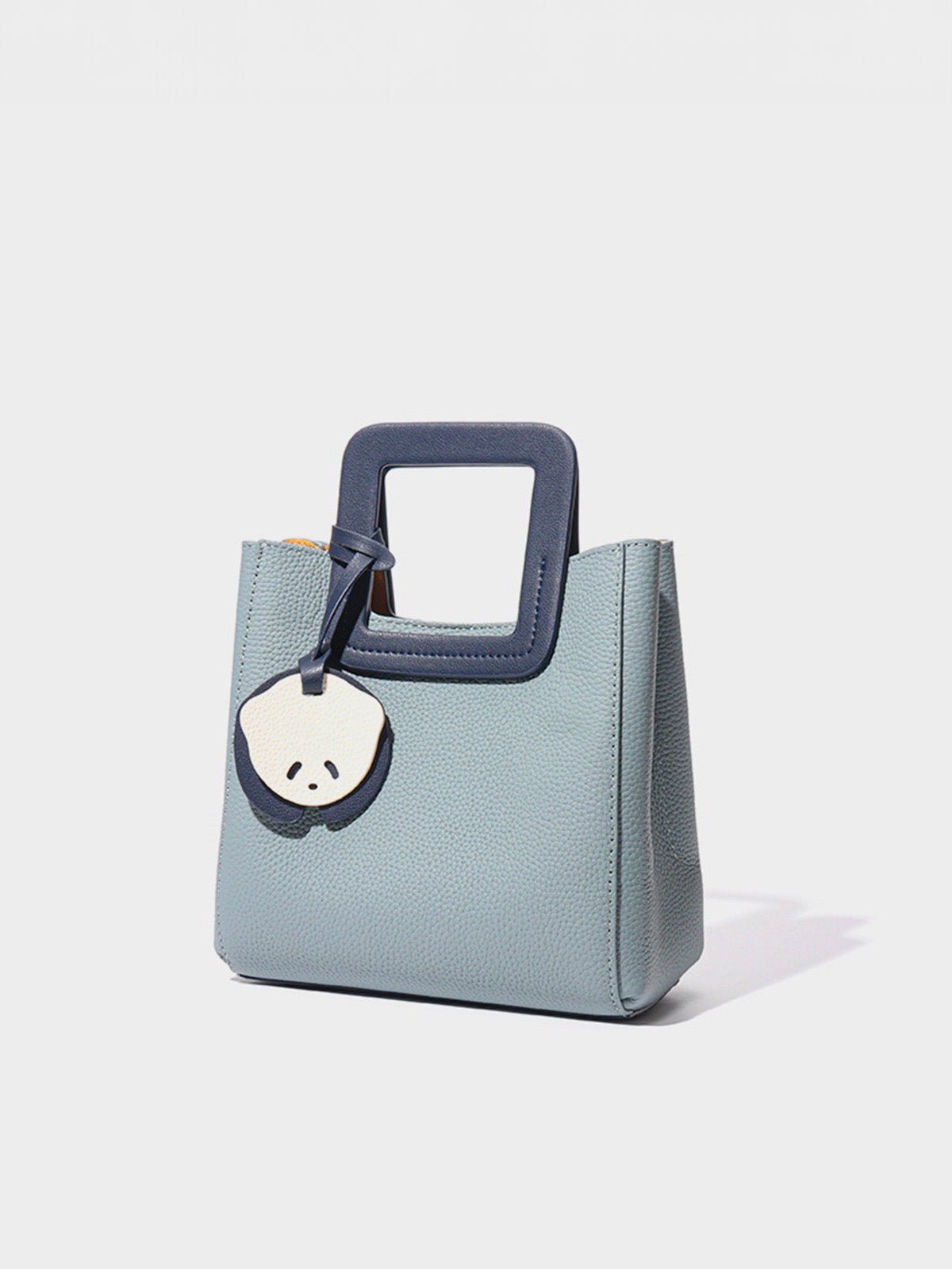 Sac à main bleu en cuir, poignée carrée, bandoulière réglable, format trapèze, charm panda, modèle Katrina - Sac à main - Bleu