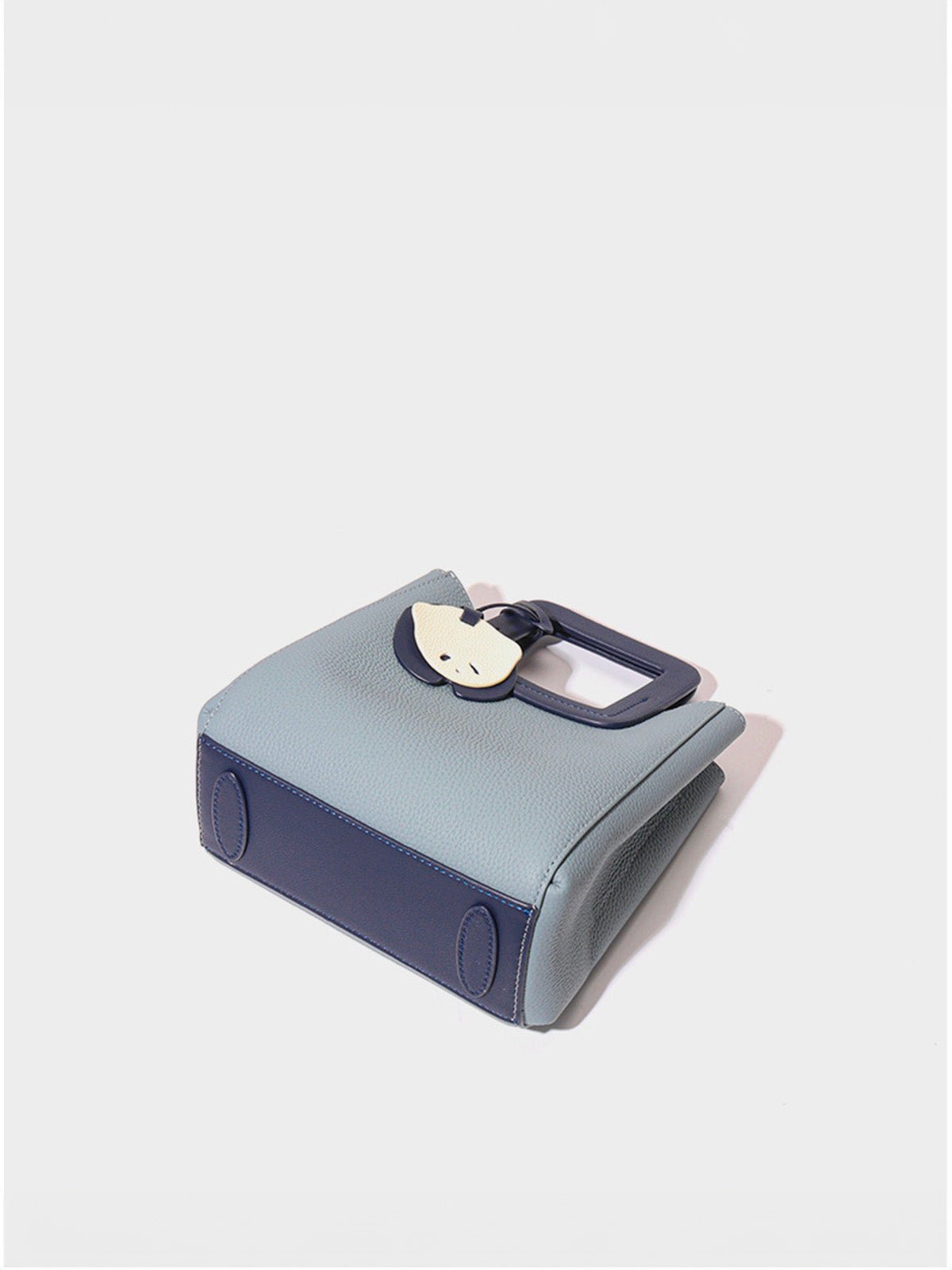 Sac à main bleu en cuir, poignée carrée, bandoulière réglable, format trapèze, charm panda, modèle Katrina - Sac à main - Bleu