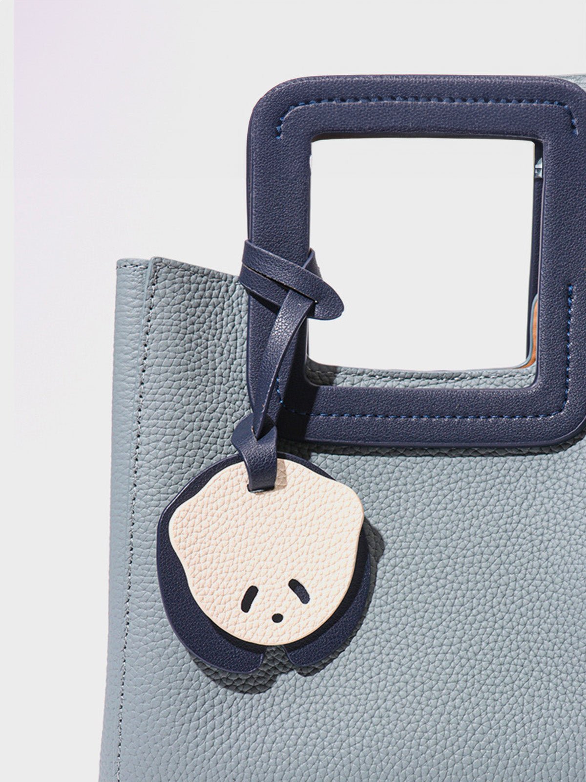 Sac à main bleu en cuir, poignée carrée, bandoulière réglable, format trapèze, charm panda, modèle Katrina - Sac à main - Bleu