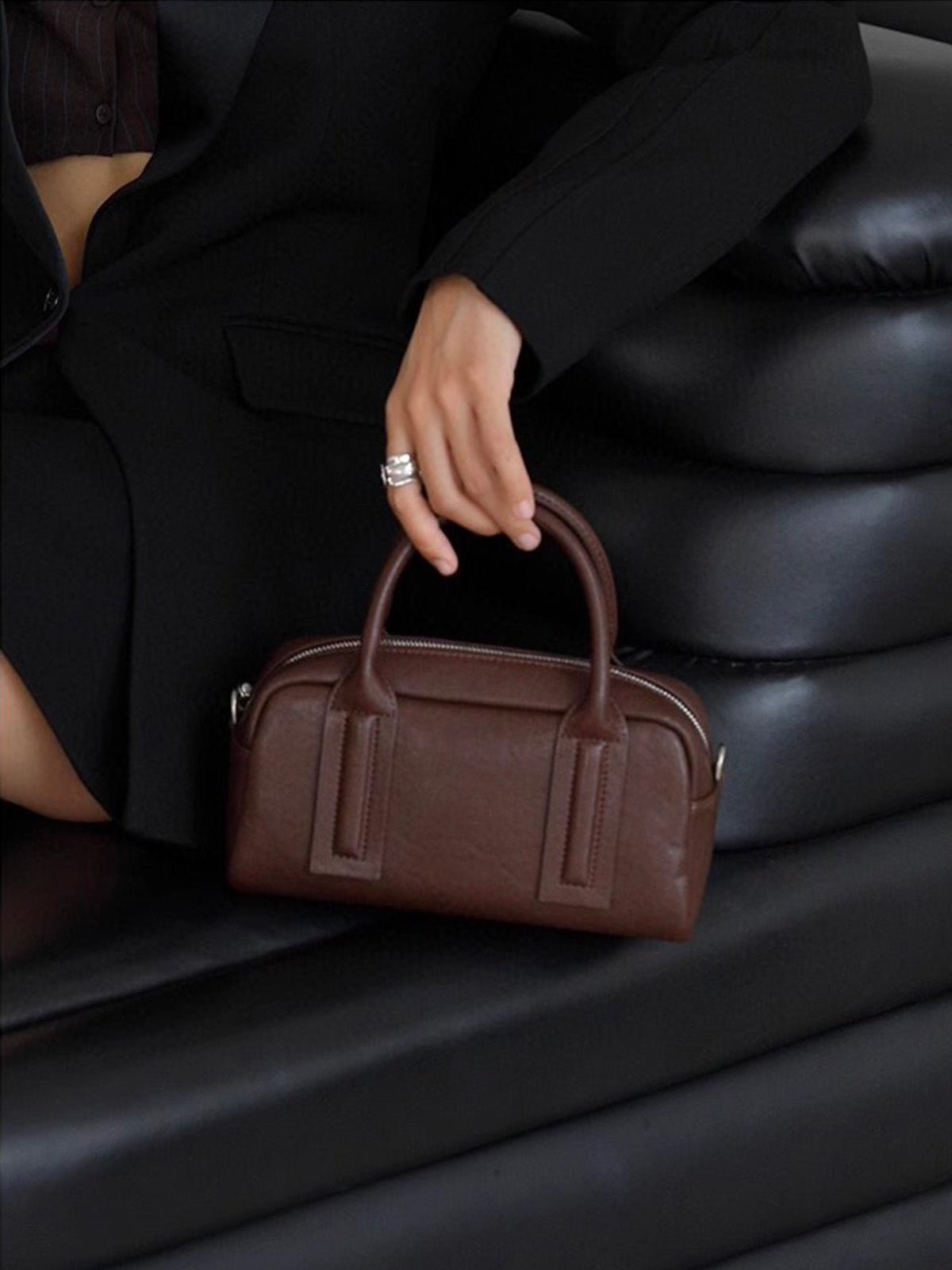 Sac à main Boston cuir, porté main, bandoulière amovible, look rétro chic, format compact, mini sac, modèle Clotilda - Sac à main - Café