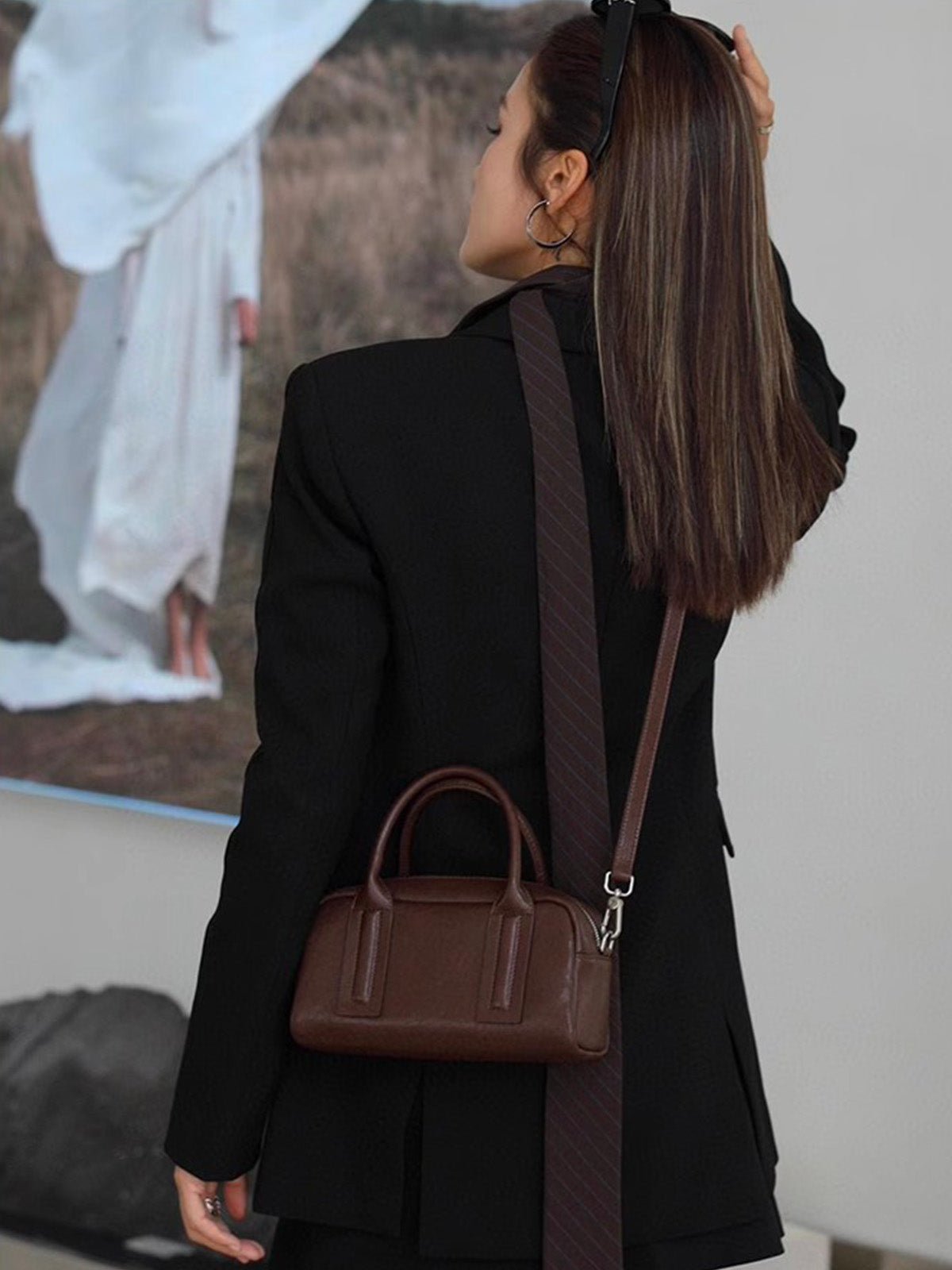 Sac à main Boston cuir, porté main, bandoulière amovible, look rétro chic, format compact, mini sac, modèle Clotilda - Sac à main - Café