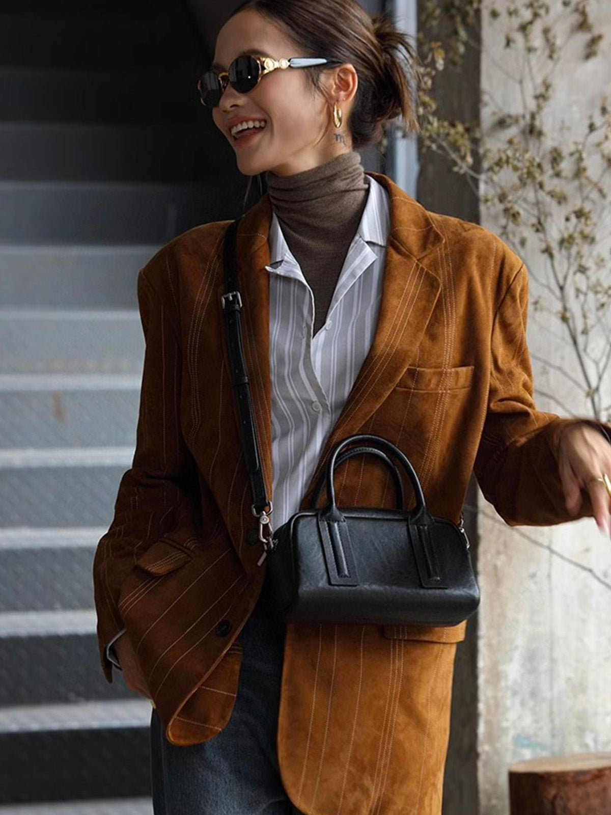 Sac à main Boston cuir, porté main, bandoulière amovible, look rétro chic, format compact, mini sac, modèle Clotilda - Sac à main - Noir