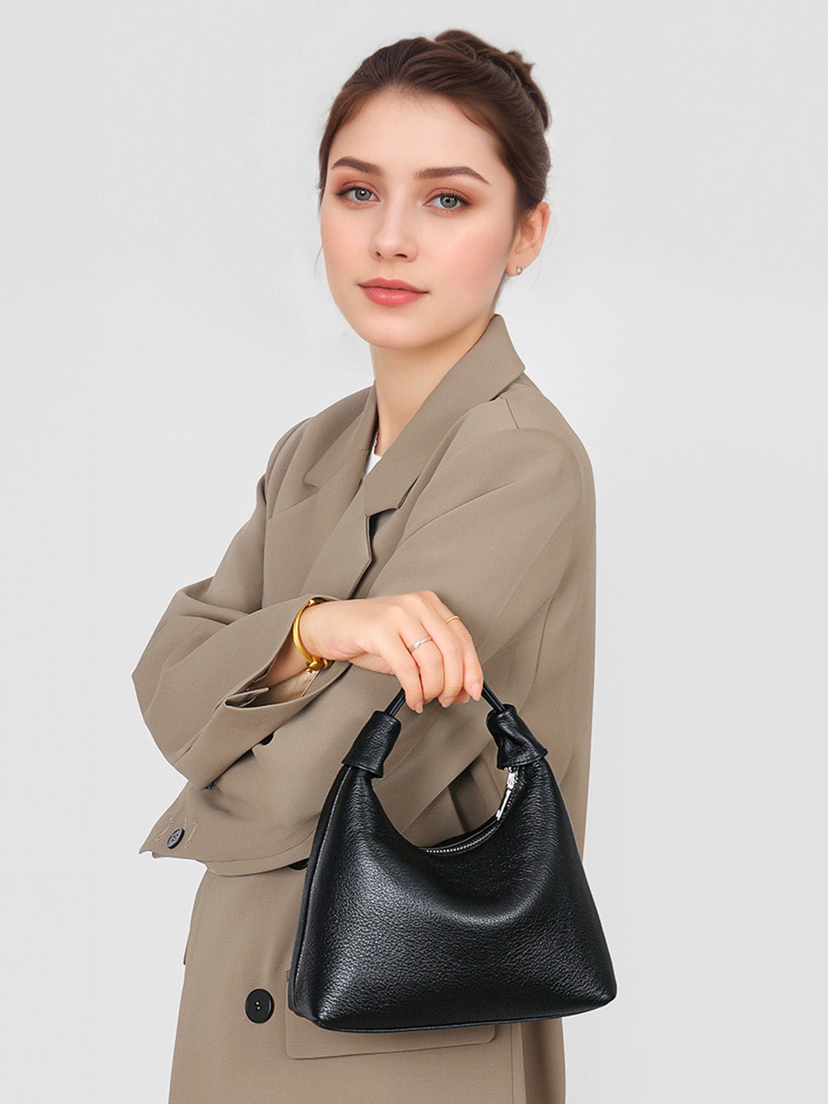 Sac à main coquillage cuir grainé, poignée nouée, porté main et bandoulière, zip sécurisé, noir ou blanc cassé, modèle Nymphe - Sac à main - Noir