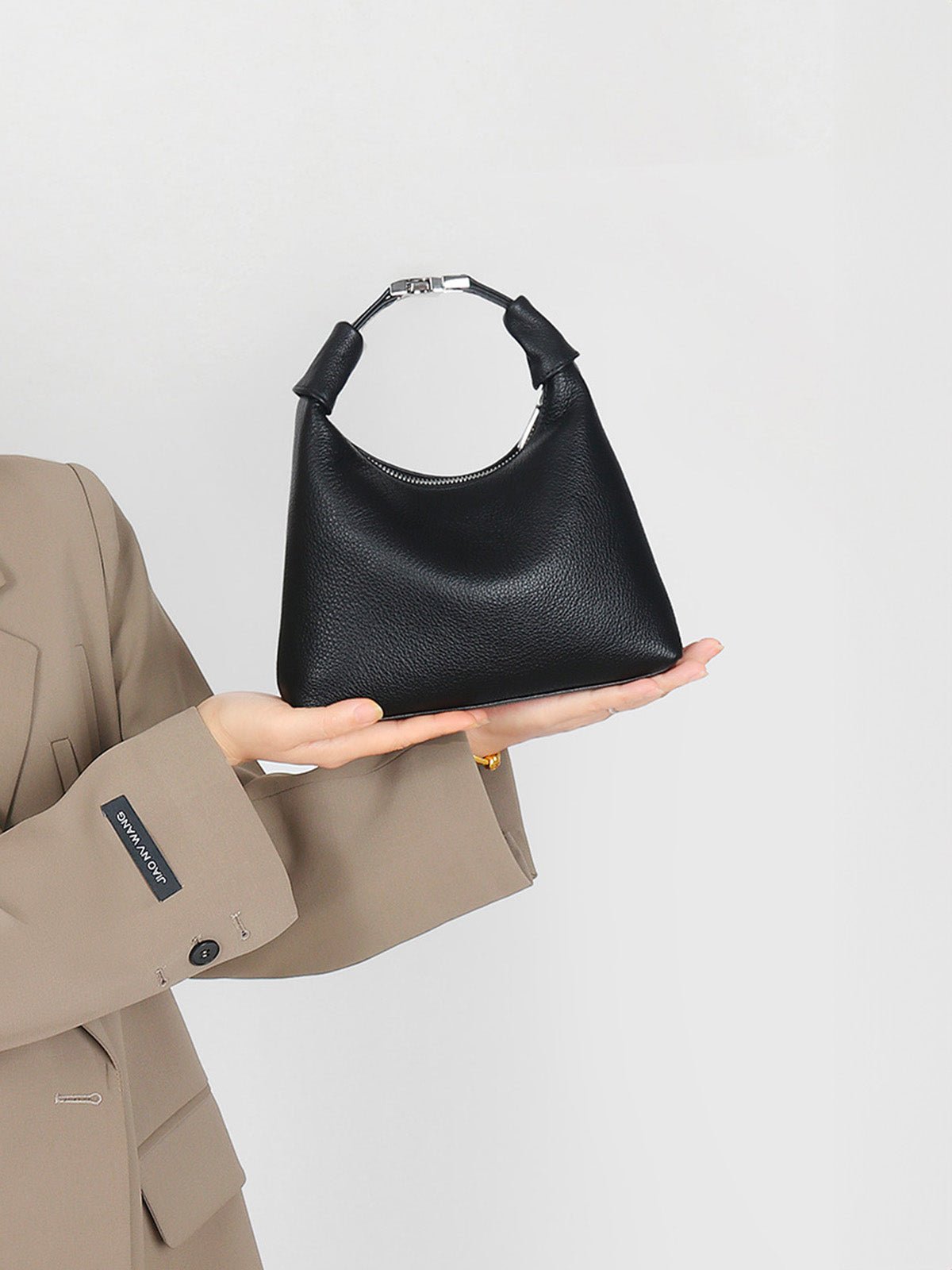 Sac à main coquillage cuir grainé, poignée nouée, porté main et bandoulière, zip sécurisé, noir ou blanc cassé, modèle Nymphe - Sac à main - Noir