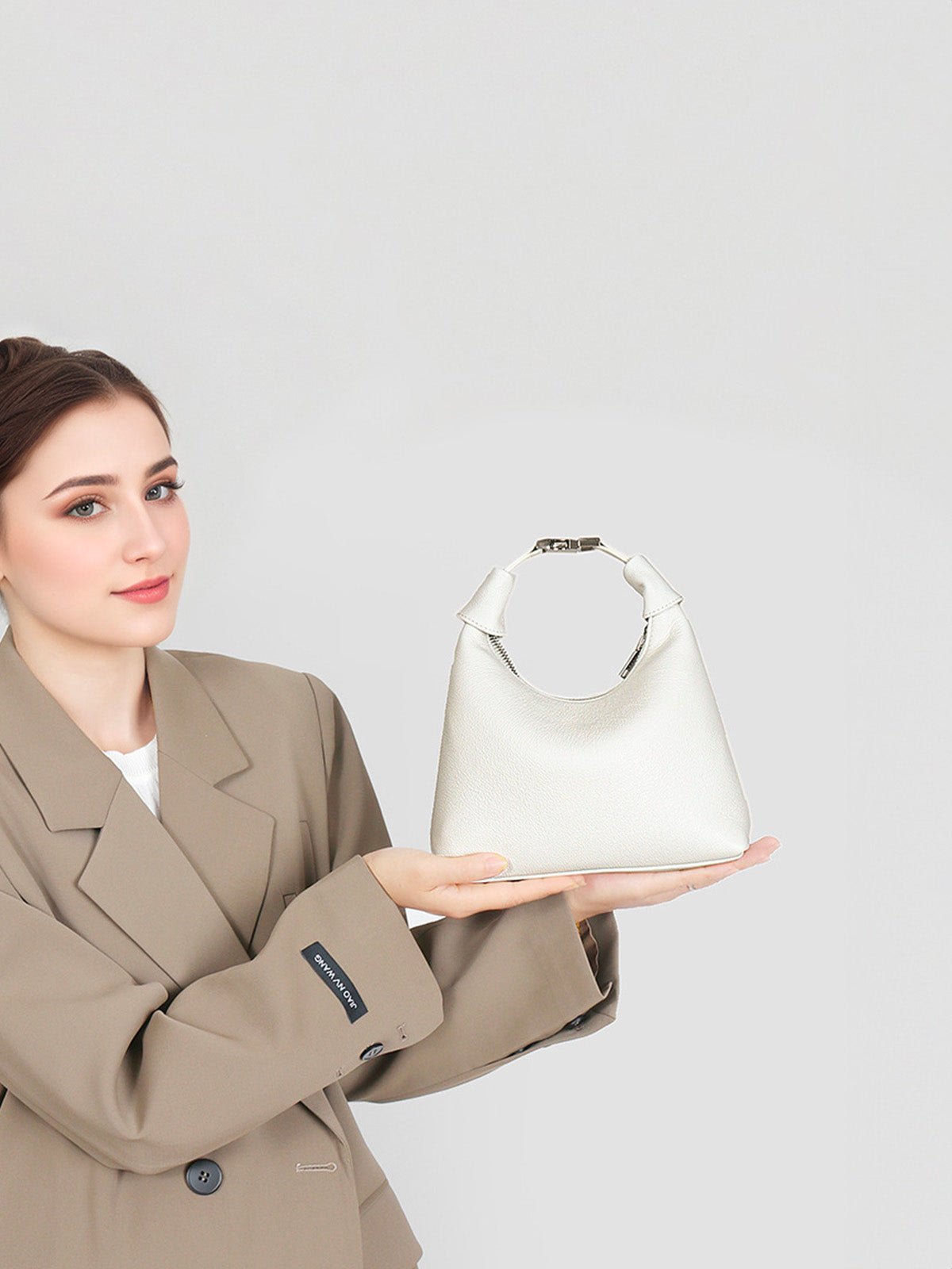 Sac à main coquillage cuir grainé, poignée nouée, porté main et bandoulière, zip sécurisé, noir ou blanc cassé, modèle Nymphe - Sac à main - Blanc