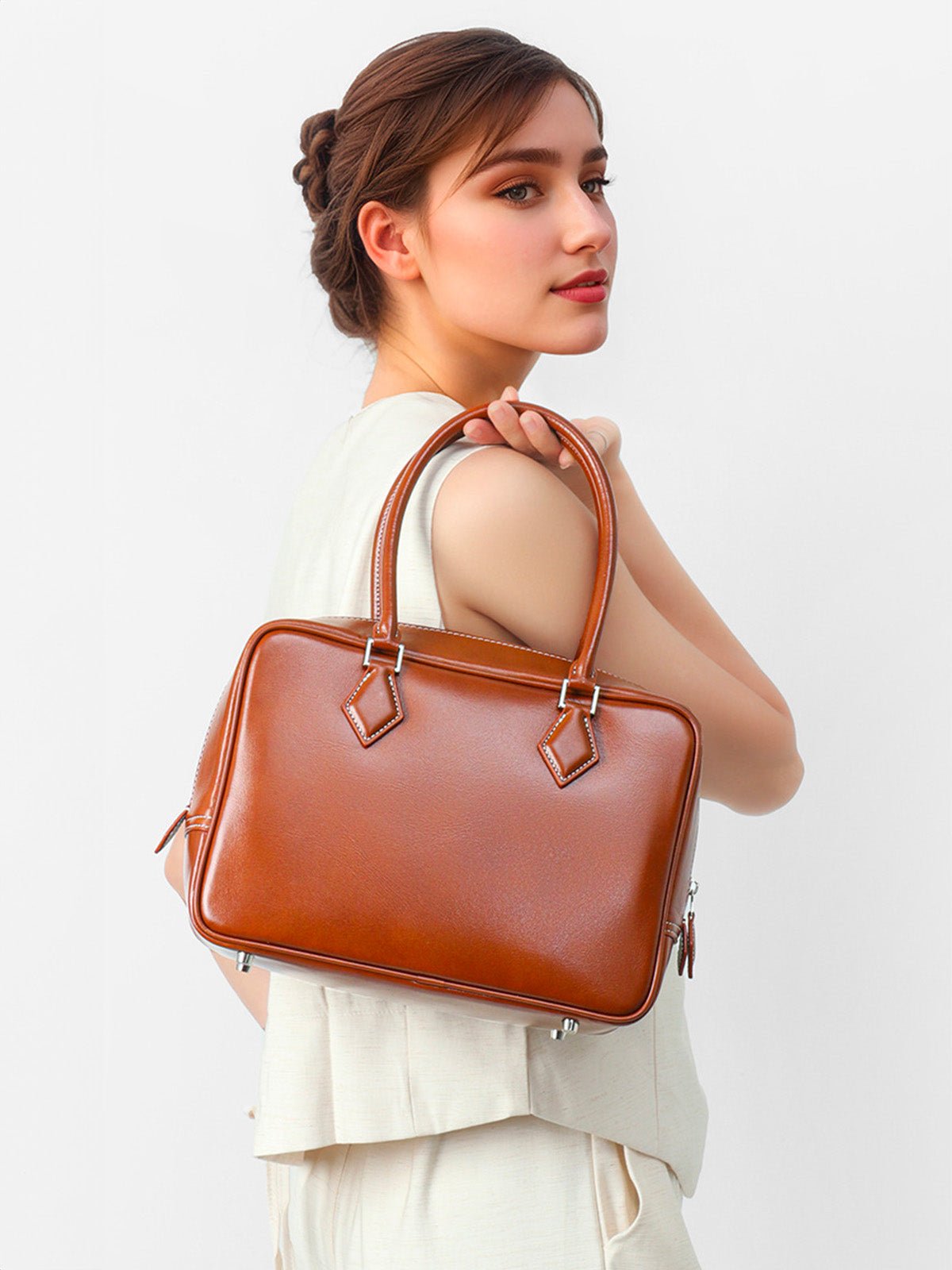 Sac à main cuir rigide femme, sac boston petite taille, sac bandoulière forme boxy, sac carré tendance, sac porté main chic, modèle Aure - Sac à main - Cognac