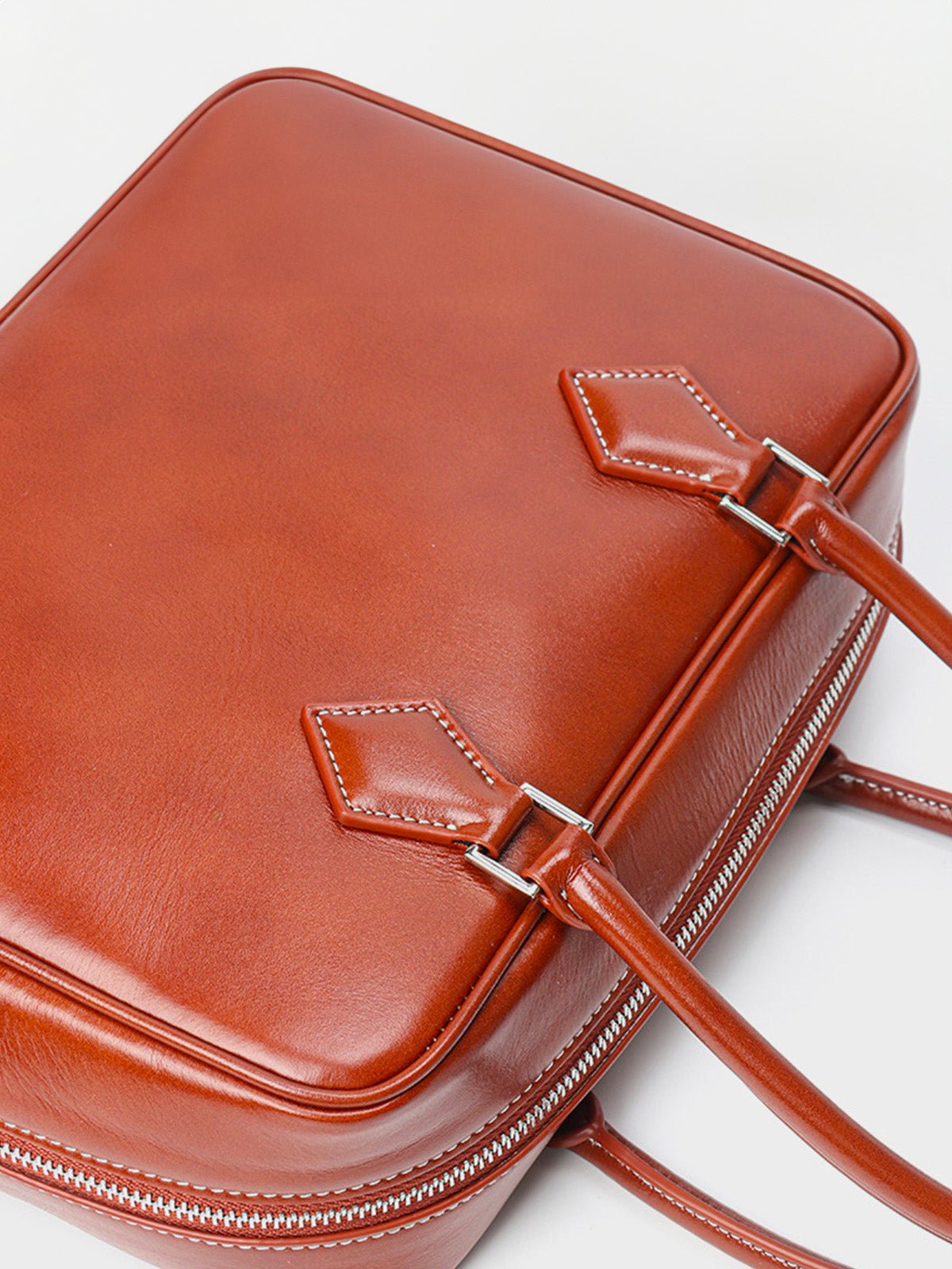 Sac à main cuir rigide femme, sac boston petite taille, sac bandoulière forme boxy, sac carré tendance, sac porté main chic, modèle Aure - Sac à main - Cognac