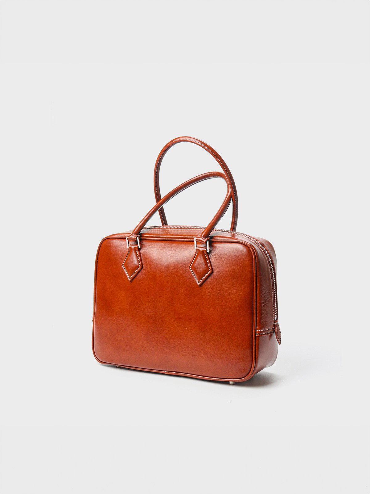 Sac à main cuir rigide femme, sac boston petite taille, sac bandoulière forme boxy, sac carré tendance, sac porté main chic, modèle Aure - Sac à main - Cognac