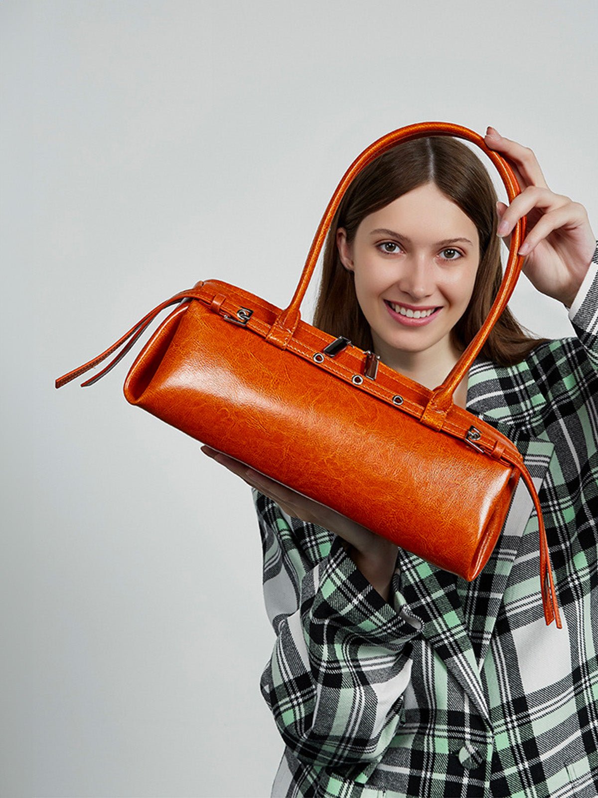 Sac à main en cuir femme, sac à main bandoulière épaule, sac baguette rétro tendance, grand format quotidien, poche extérieure pratique, modèle Isane - Sac à main - Cognac