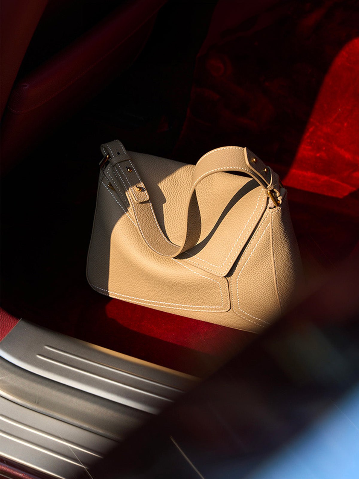 Sac à main en cuir femme, sac porté épaule, sac porté main, idéal pour le quotidien, sac à rabat chic, sac de ville spacieux, modèle Bérisse - Sac à main - Beige