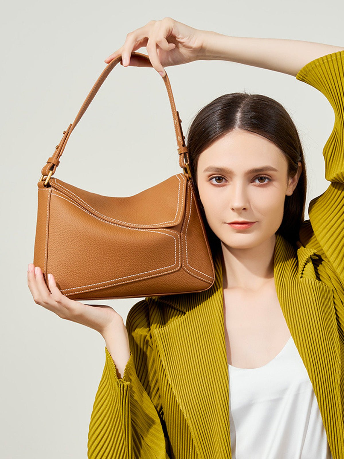 Sac à main en cuir femme, sac porté épaule, sac porté main, idéal pour le quotidien, sac à rabat chic, sac de ville spacieux, modèle Bérisse - Sac à main - Camel