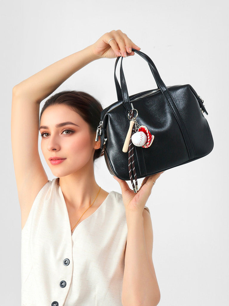 Sac a main en cuir femme, sac tendance avec charms baseball, sac bandoulière marron, sac chic école, modèle Victorine - Sac à main - Noir