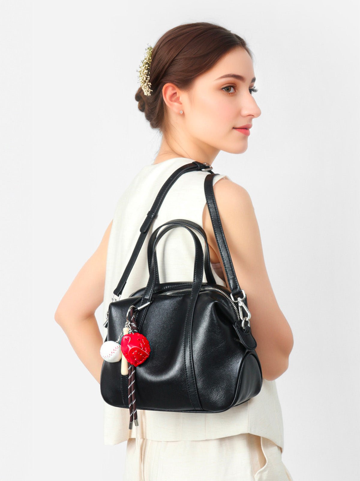 Sac a main en cuir femme, sac tendance avec charms baseball, sac bandoulière marron, sac chic école, modèle Victorine - Sac à main - Noir