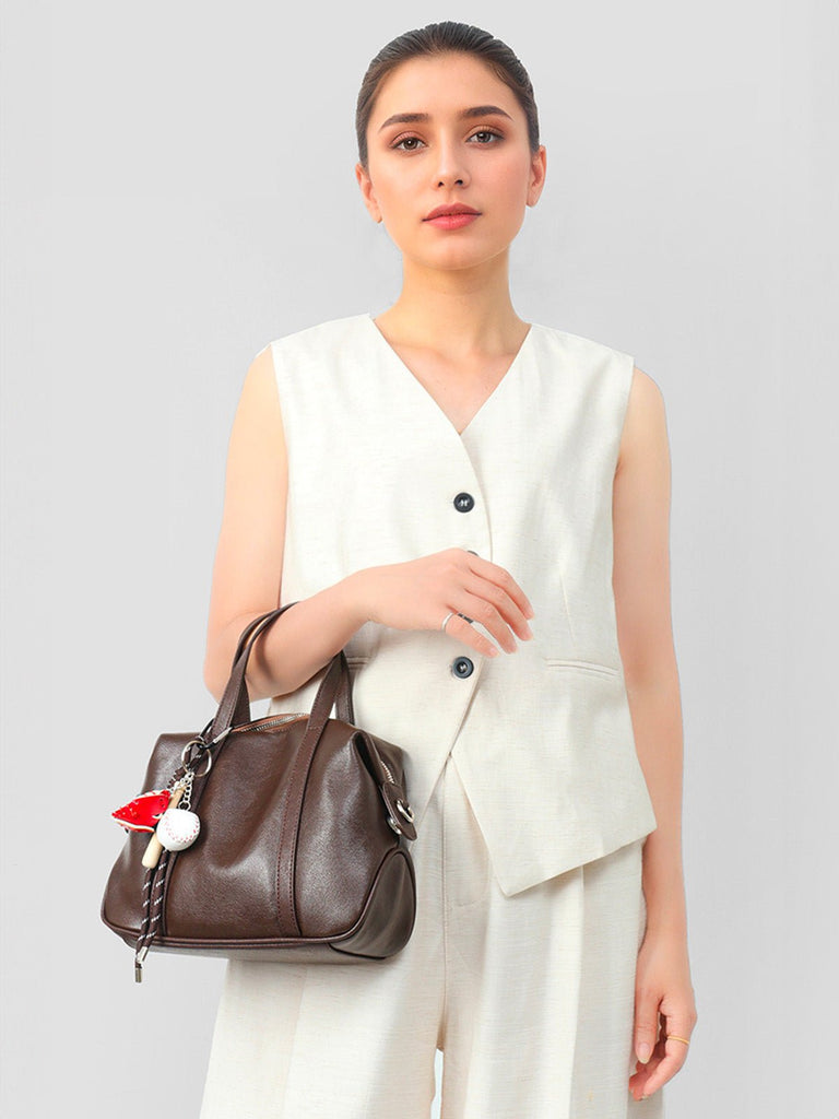 Sac a main en cuir femme, sac tendance avec charms baseball, sac bandoulière marron, sac chic école, modèle Victorine - Sac à main - Café