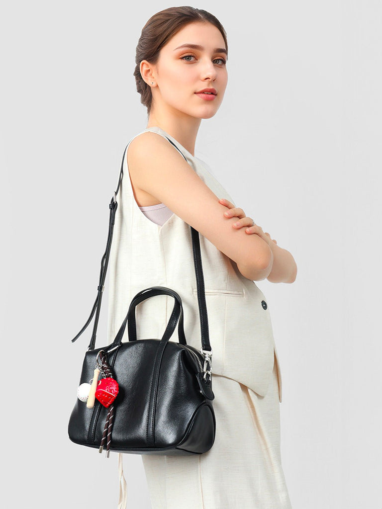 Sac a main en cuir femme, sac tendance avec charms baseball, sac bandoulière marron, sac chic école, modèle Victorine - Sac à main - Noir