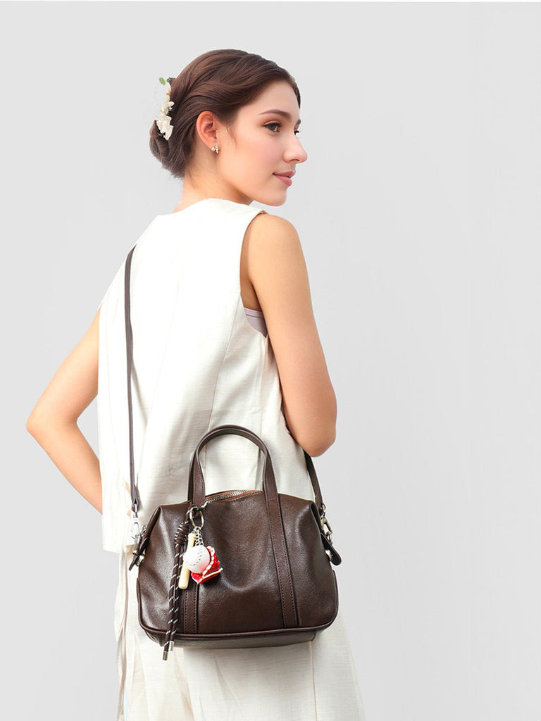 Sac a main en cuir femme, sac tendance avec charms baseball, sac bandoulière marron, sac chic école, modèle Victorine - Sac à main - Café