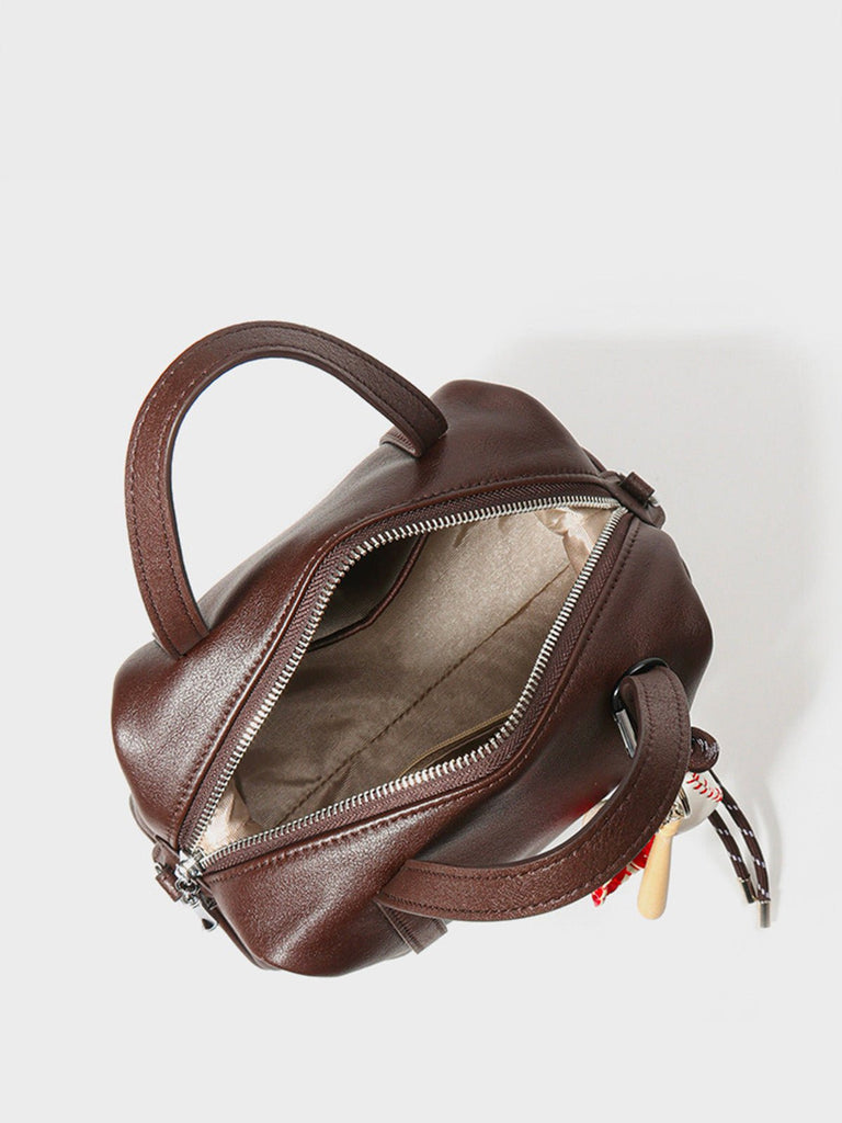Sac a main en cuir femme, sac tendance avec charms baseball, sac bandoulière marron, sac chic école, modèle Victorine - Sac à main - Café