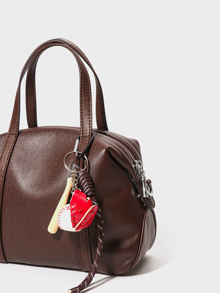 Sac a main en cuir femme, sac tendance avec charms baseball, sac bandoulière marron, sac chic école, modèle Victorine - Sac à main - Café