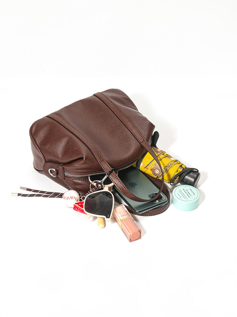 Sac a main en cuir femme, sac tendance avec charms baseball, sac bandoulière marron, sac chic école, modèle Victorine - Sac à main - Café