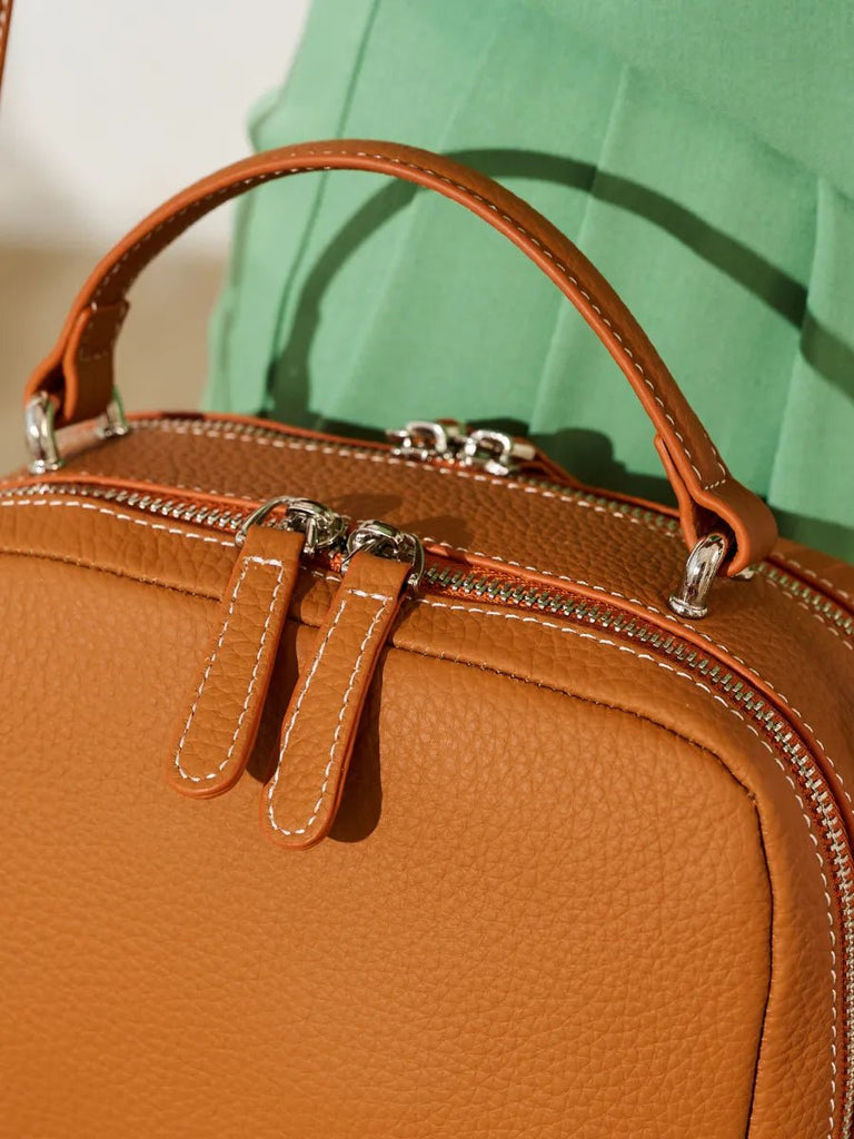 Sac à main en cuir, petit format rigide, bandoulière réglable, compartiments zippés, style urbain, modèle Gravine - Sac à main - Camel