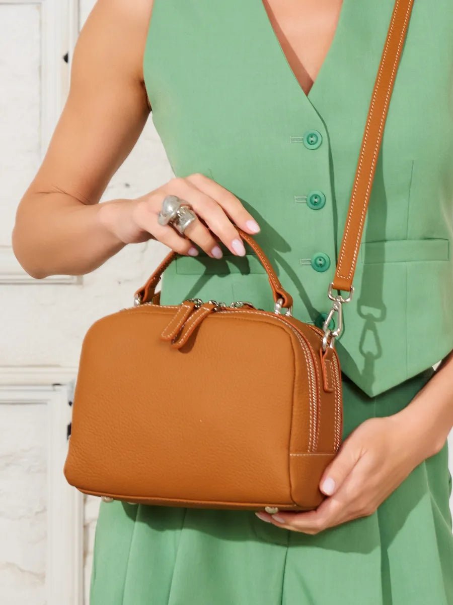 Sac à main en cuir, petit format rigide, bandoulière réglable, compartiments zippés, style urbain, modèle Gravine - Sac à main - Camel