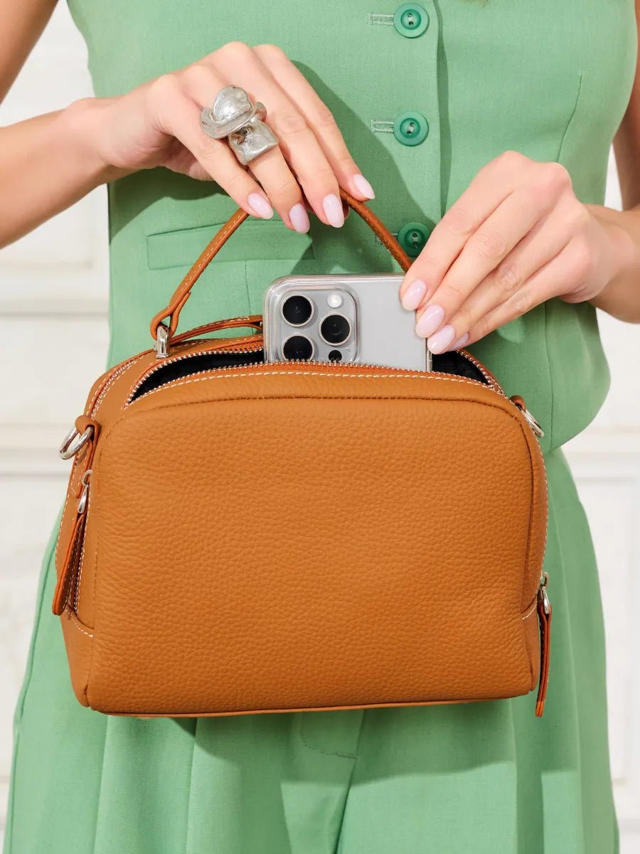 Sac à main en cuir, petit format rigide, bandoulière réglable, compartiments zippés, style urbain, modèle Gravine - Sac à main - Camel