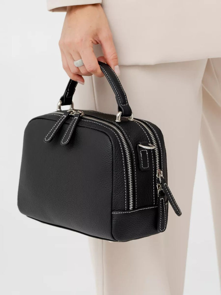 Sac à main en cuir, petit format rigide, bandoulière réglable, compartiments zippés, style urbain, modèle Gravine - Sac à main - Noir