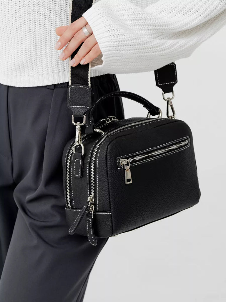 Sac à main en cuir, petit format rigide, bandoulière réglable, compartiments zippés, style urbain, modèle Gravine - Sac à main - Noir