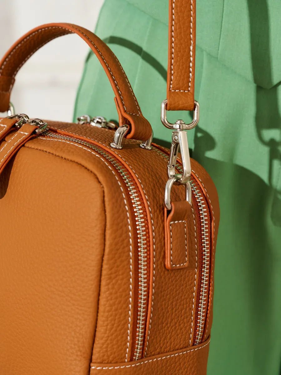 Sac à main en cuir, petit format rigide, bandoulière réglable, compartiments zippés, style urbain, modèle Gravine - Sac à main - Camel