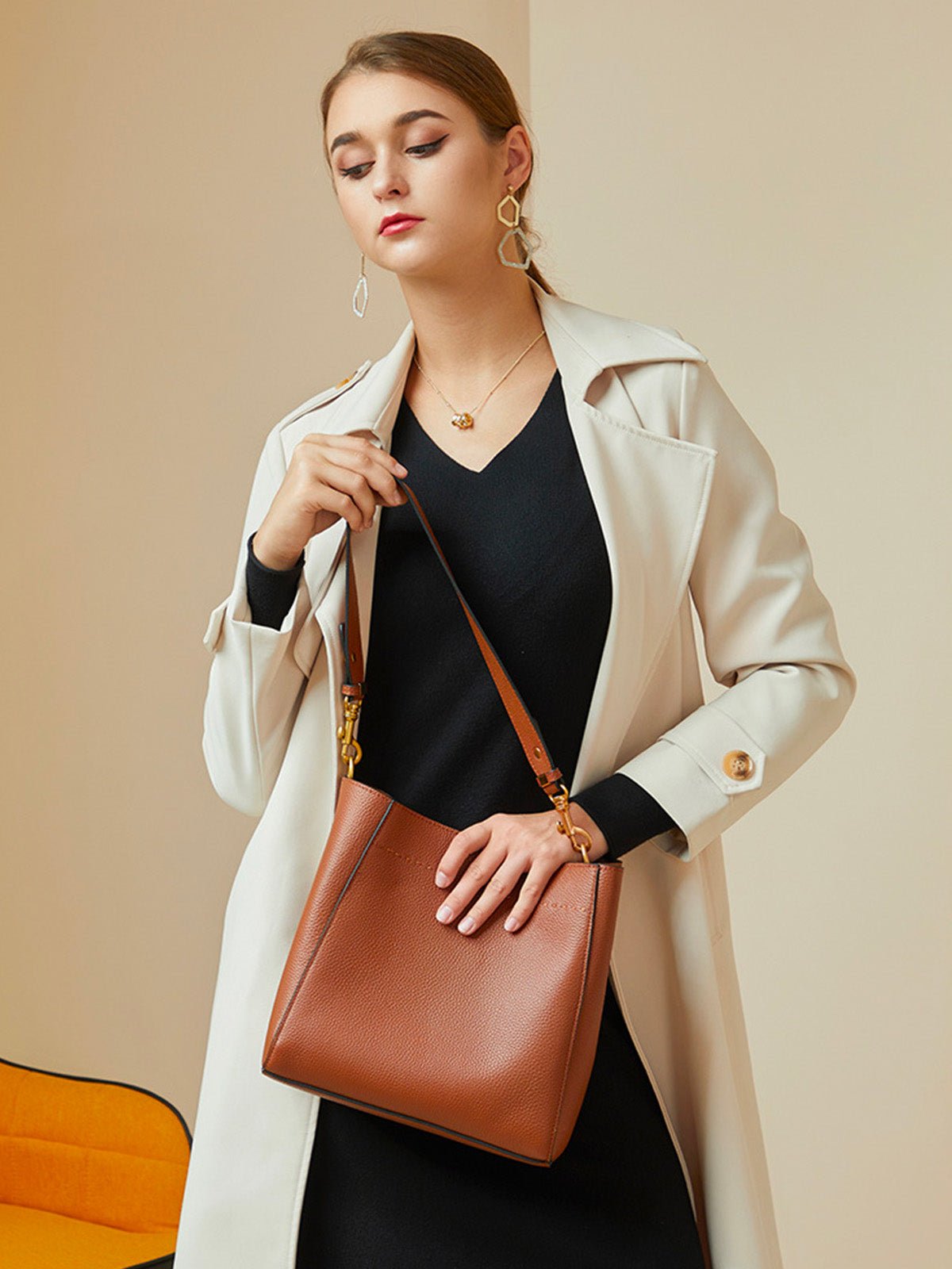 Sac à main en cuir, sac bandoulière, format seau, anse réglable, look vintage, sac quotidien femme, modèle Enzima - Sac à main - Marron