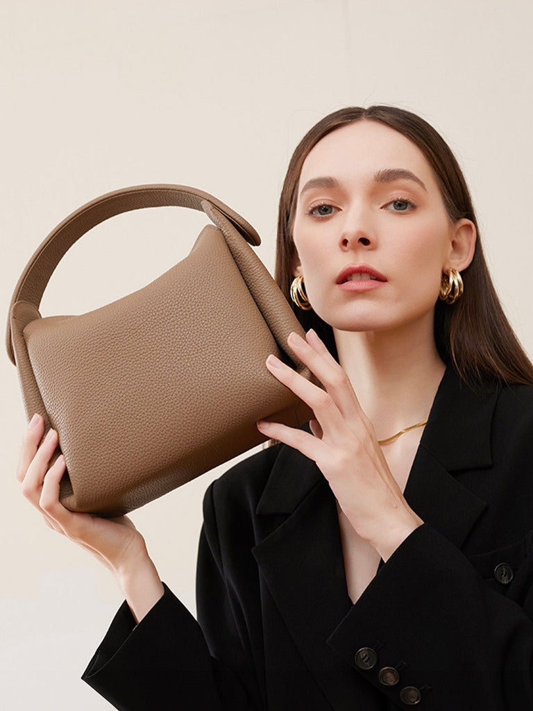 Sac à main en cuir souple femme, sac bandoulière cuir grainé, sac à main moyen format, look moderne et original, modèle Kéfrine - Sac à main - Beige