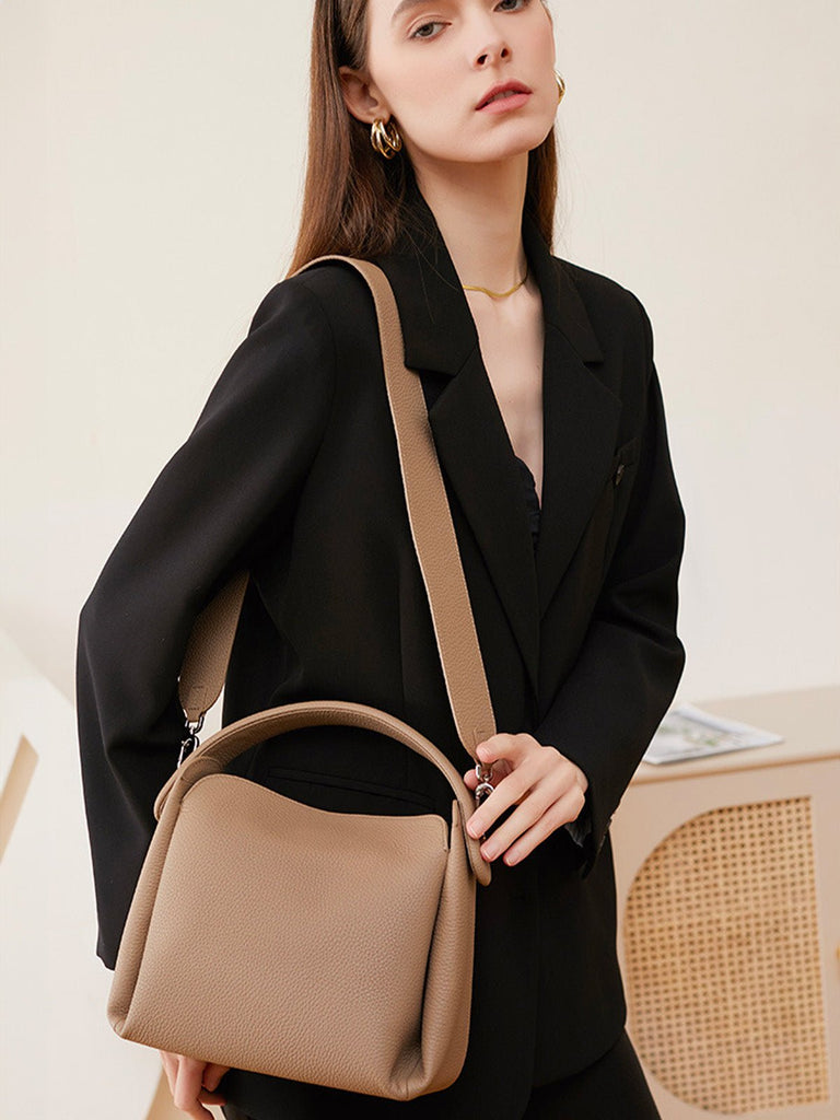 Sac à main en cuir souple femme, sac bandoulière cuir grainé, sac à main moyen format, look moderne et original, modèle Kéfrine - Sac à main - Beige