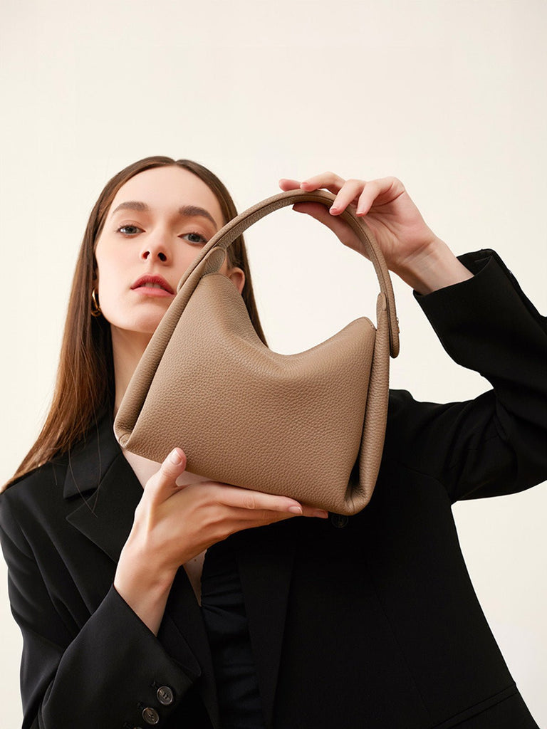 Sac à main en cuir souple femme, sac bandoulière cuir grainé, sac à main moyen format, look moderne et original, modèle Kéfrine - Sac à main - Beige