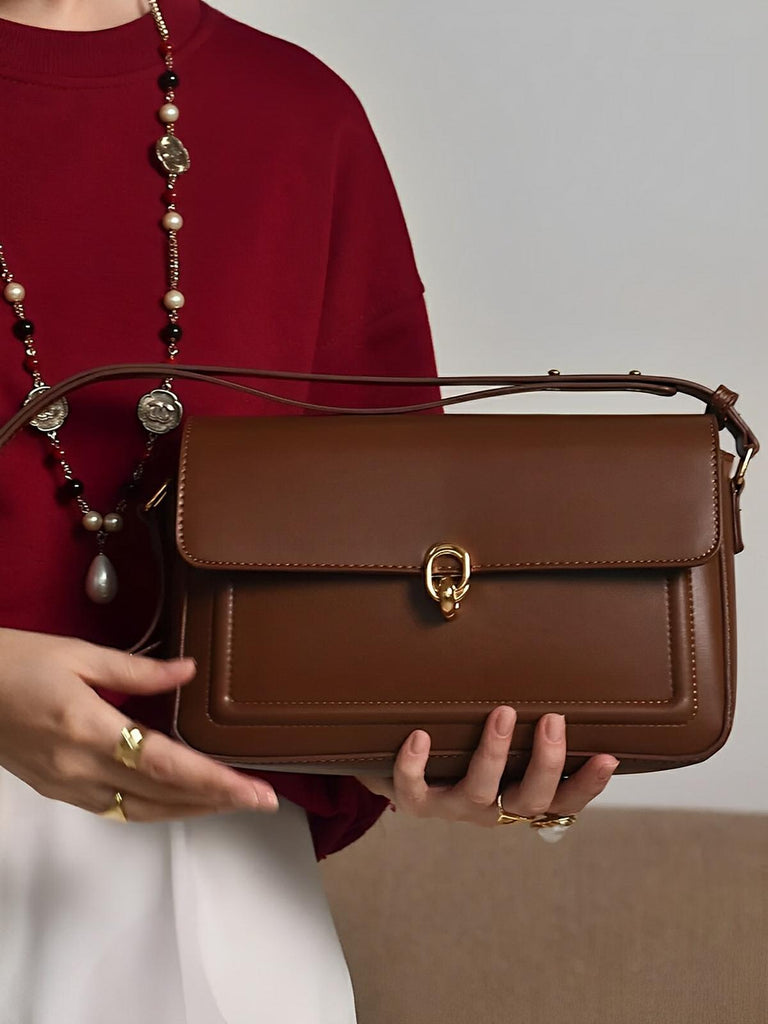 Sac à main en simili vegan, rabat élégant, design minimaliste, porté main ou épaule, format compact, modèle Cindy - Sac à main - Marron