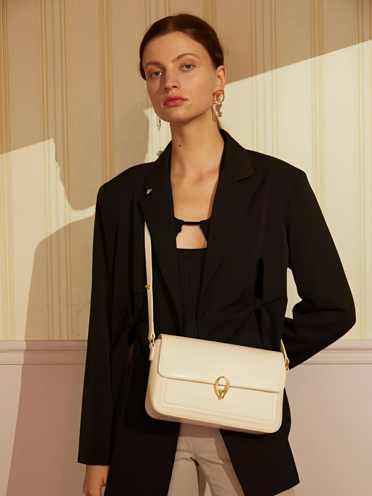 Sac à main en simili vegan, rabat élégant, design minimaliste, porté main ou épaule, format compact, modèle Cindy - Sac à main - Blanc