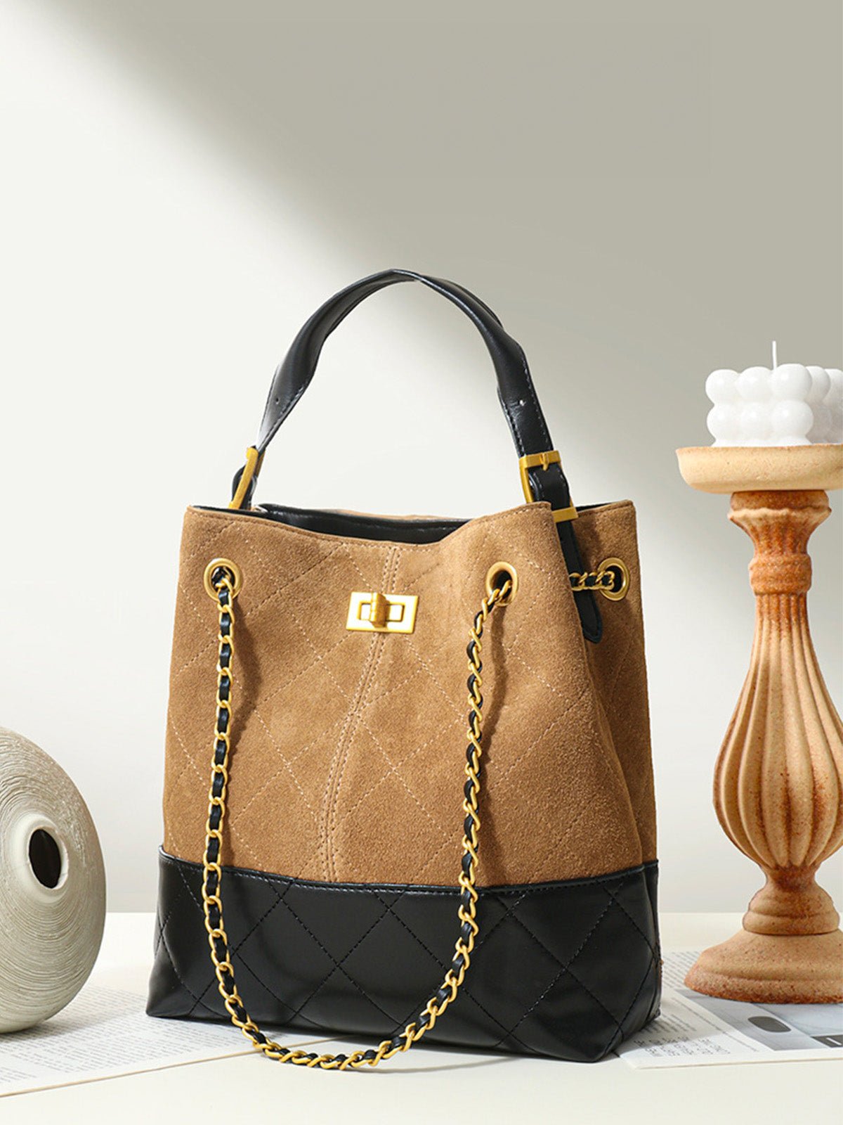 Sac à main femme cuir suédé, style luxe, chaîne dorée, forme seau, anse réglable, incontournable, modèle Ombeline - Sac à main - Marron