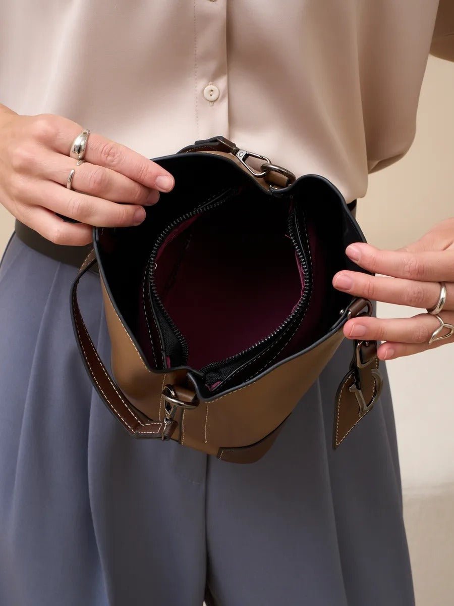 Sac à main femme "D" brillant métallisé, sac bandoulière, format seau, spacieux et organisé, idéal quotidien, modèle Djonia - Sac à main - Marron