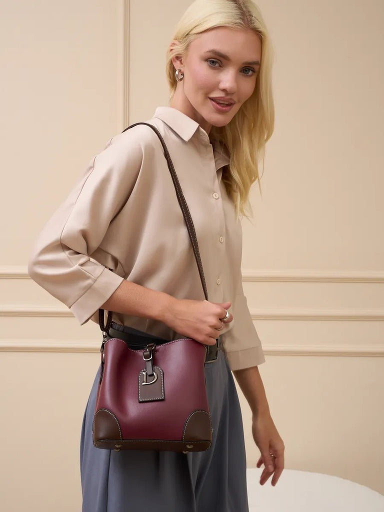 Sac à main femme "D" brillant métallisé, sac bandoulière, format seau, spacieux et organisé, idéal quotidien, modèle Djonia - Sac à main - Bordeaux
