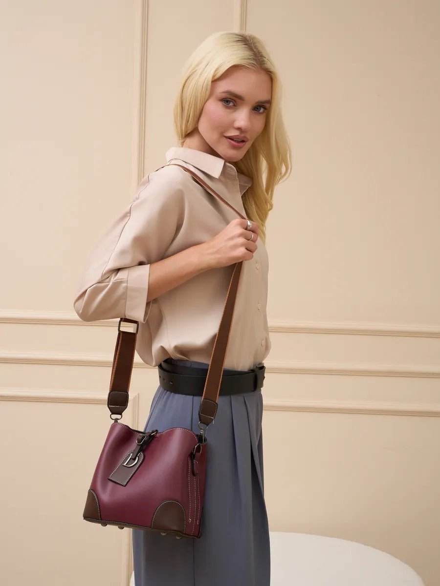 Sac à main femme "D" brillant métallisé, sac bandoulière, format seau, spacieux et organisé, idéal quotidien, modèle Djonia - Sac à main - Bordeaux