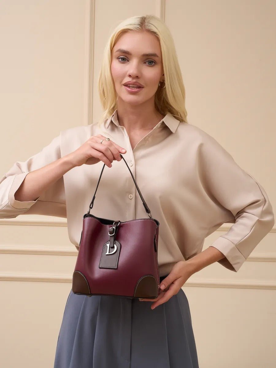 Sac à main femme "D" brillant métallisé, sac bandoulière, format seau, spacieux et organisé, idéal quotidien, modèle Djonia - Sac à main - Bordeaux