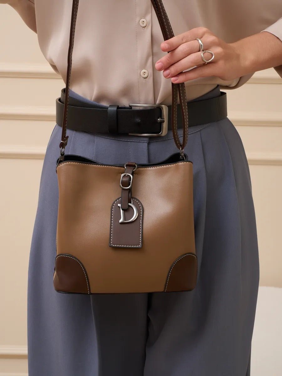 Sac à main femme "D" brillant métallisé, sac bandoulière, format seau, spacieux et organisé, idéal quotidien, modèle Djonia - Sac à main - Marron