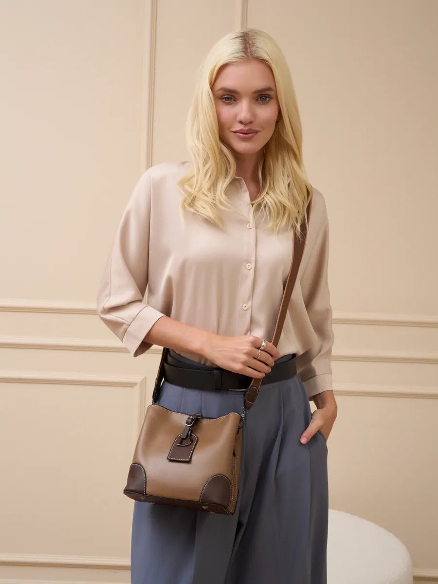 Sac à main femme "D" brillant métallisé, sac bandoulière, format seau, spacieux et organisé, idéal quotidien, modèle Djonia - Sac à main - Marron