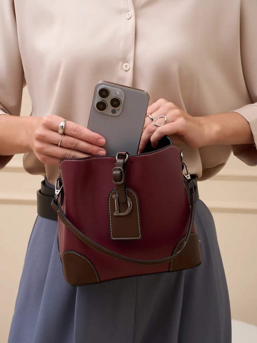 Sac à main femme "D" brillant métallisé, sac bandoulière, format seau, spacieux et organisé, idéal quotidien, modèle Djonia - Sac à main - Bordeaux