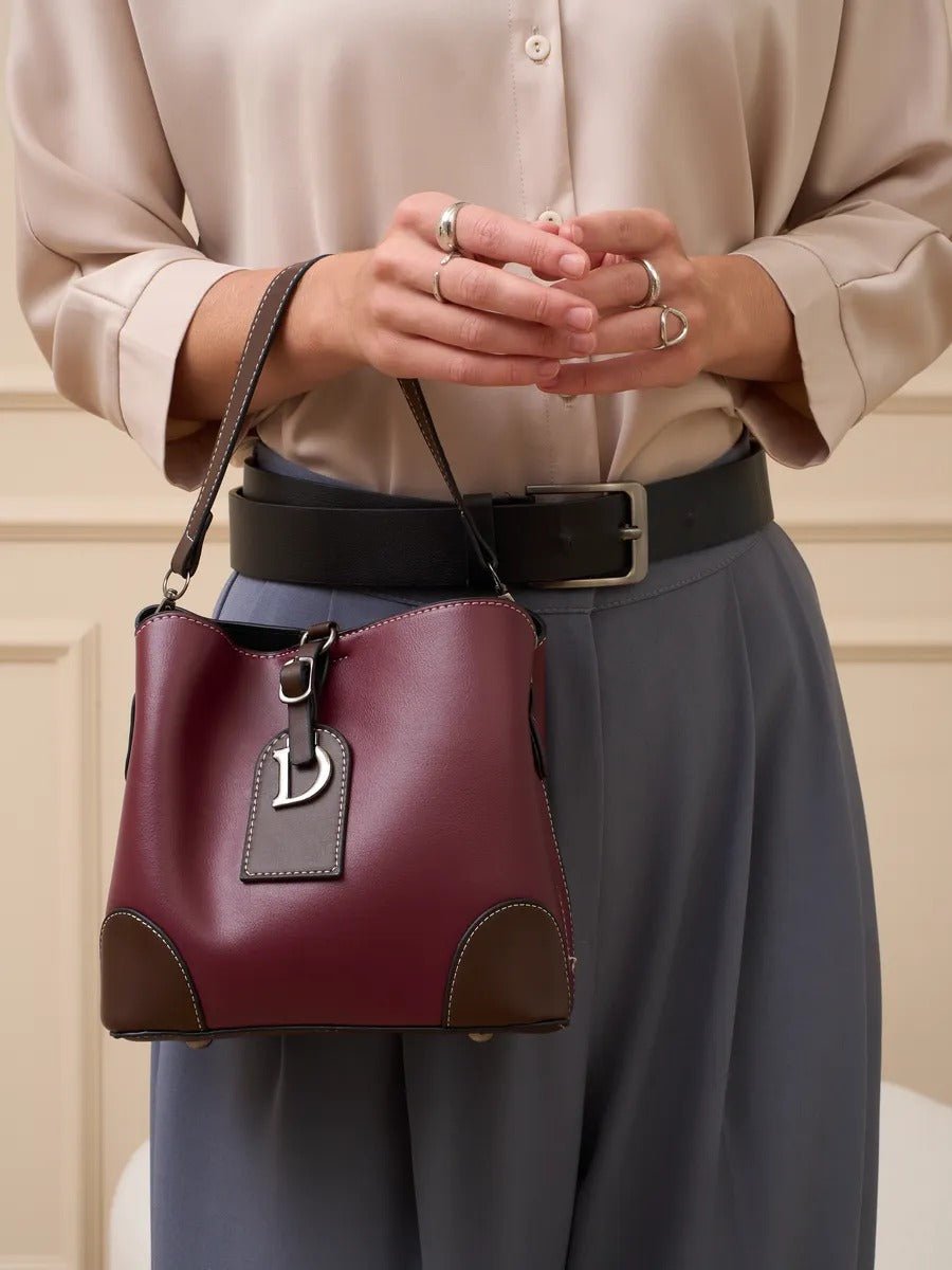 Sac à main femme "D" brillant métallisé, sac bandoulière, format seau, spacieux et organisé, idéal quotidien, modèle Djonia - Sac à main - Bordeaux