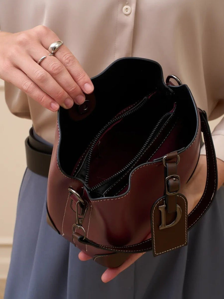 Sac à main femme "D" brillant métallisé, sac bandoulière, format seau, spacieux et organisé, idéal quotidien, modèle Djonia - Sac à main - Bordeaux